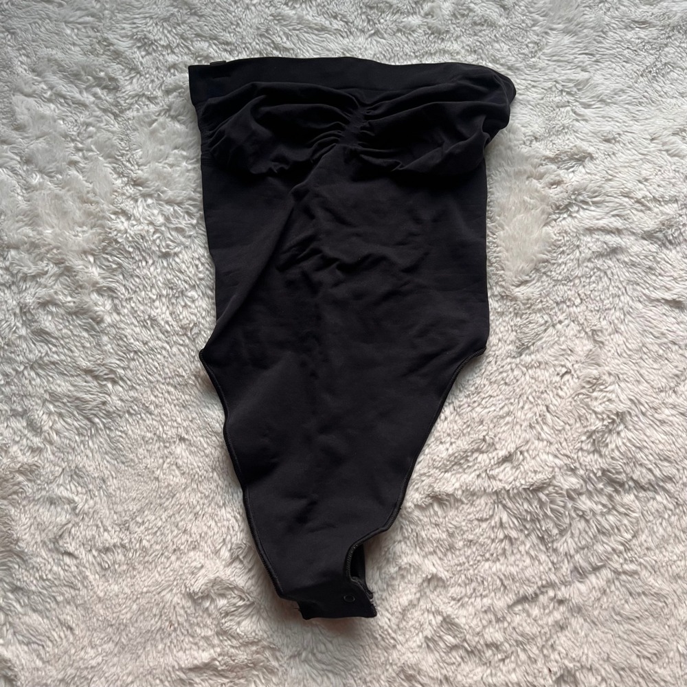 SKIMS Strapless Ruched Bodysuit Onyx Black Small Shapewear Sculpting Snap Gusset
